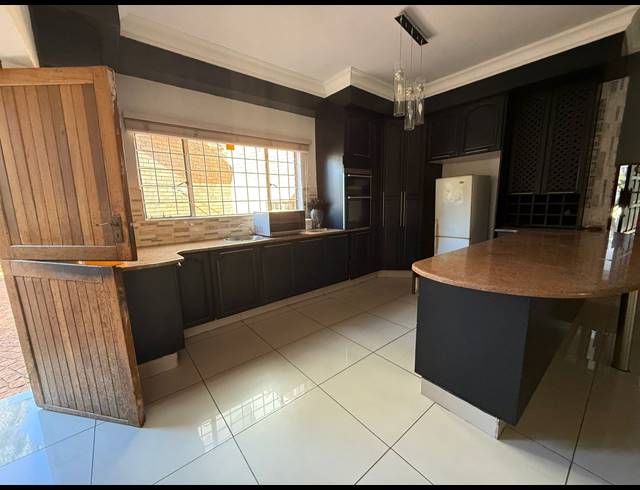 6 BEDROOM HOUSE FOR SALE IN SAFARI GARDENS